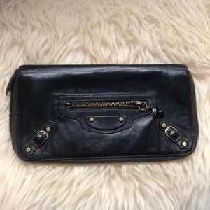 Black leather balenciaga wallet!!! Sooo cute❤️